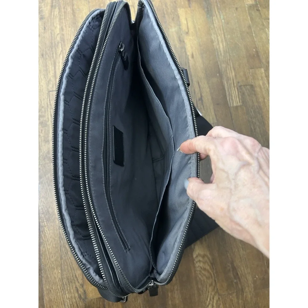 Tumi Harrison Seneca Slim Black Leather 15